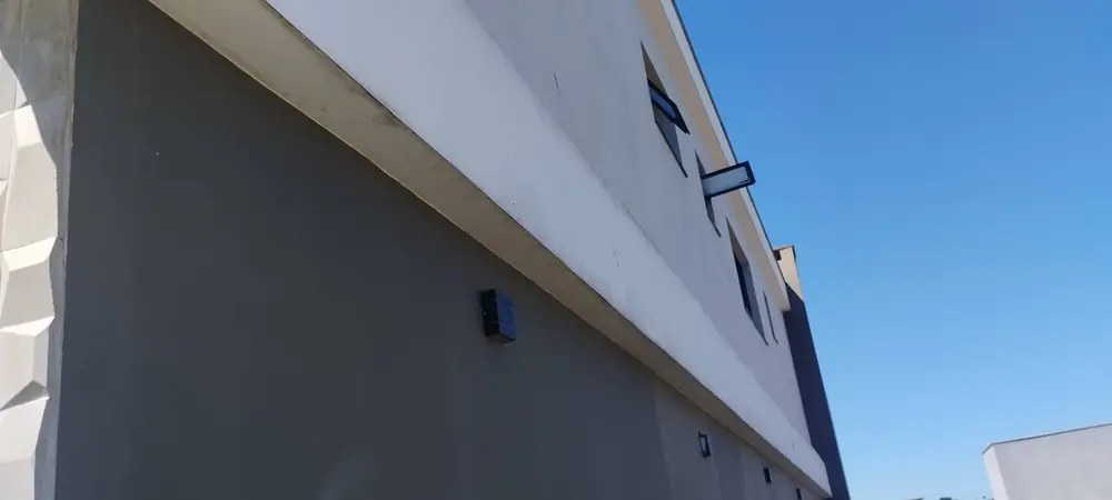 Lateral da casa, parede cinza