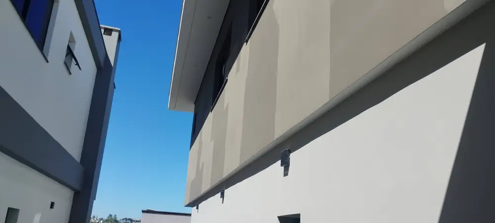 Parede alta da fachada, em cinza